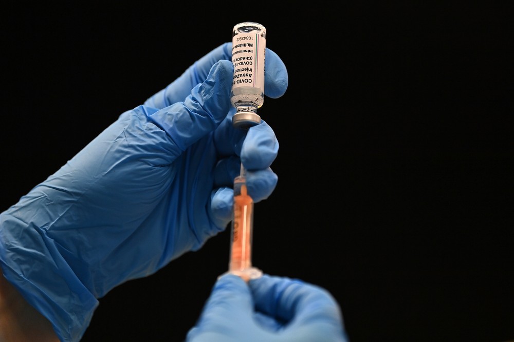Profissional de saúde retira dose de frasco da vacina de Oxford para aplicação em Brighton, no sul da Inglaterra, no dia 26 de janeiro