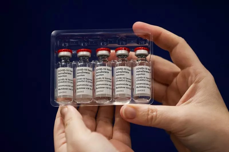 frascos-com-vacina-contra-covid-19-desenvolvida-pela-universidade-de-oxford-com